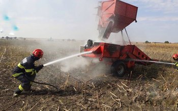 Utilaj agricol cuprins de flăcări …