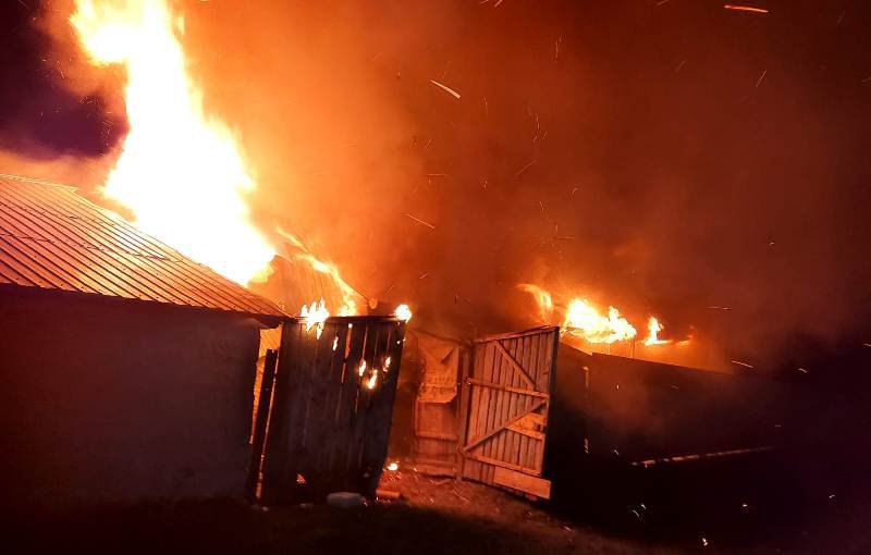 Incendiu violent noaptea trecută, într-o gospodărie din localitatea Mihai Viteazu