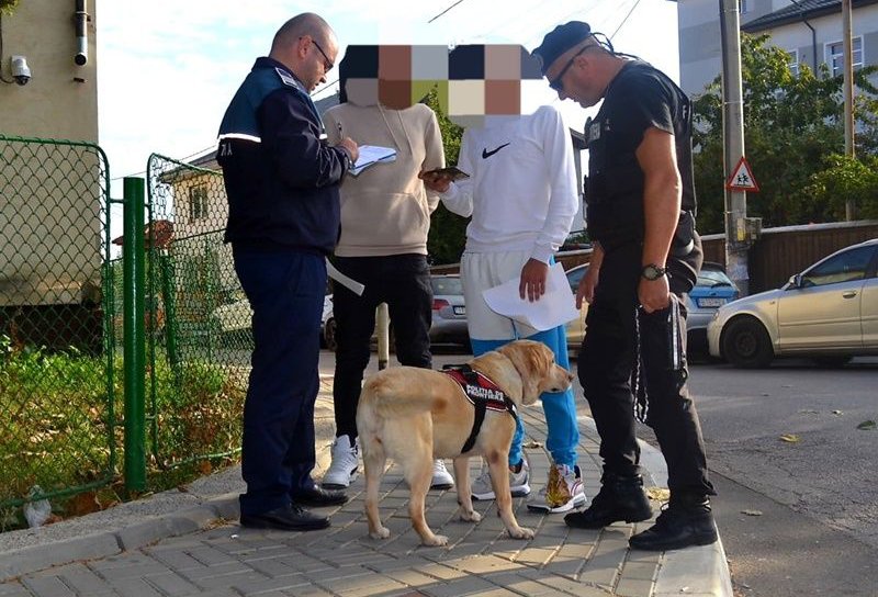 Zeci de elevi aduși la școală de Poliție. Aceștia au făcut o razie pentru prevenirea delicvenței juvenile