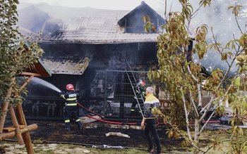 Casă din Huțani cuprinsă de …