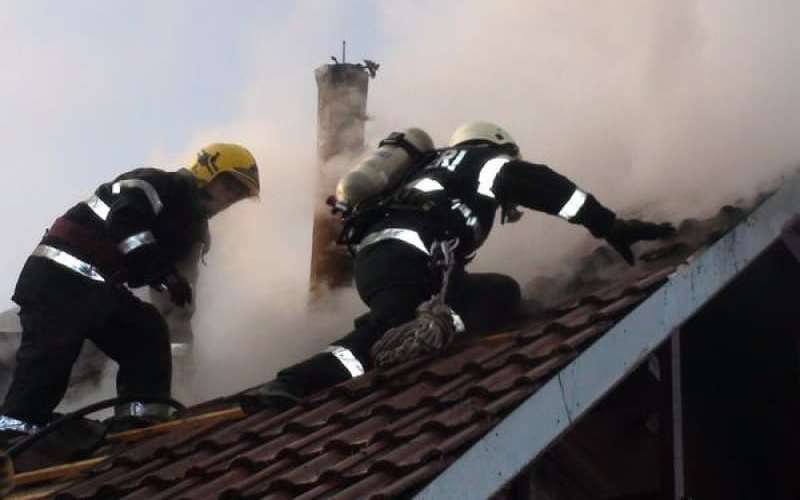 Curățați coșurile de fum! Casa unei familii a fost în pericol din cauza unui incendiu izbucnit în jurul coșului de fum