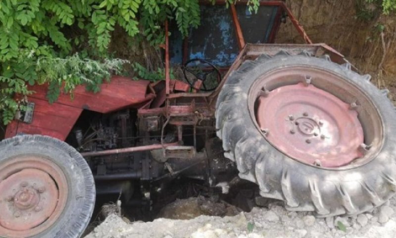 Accident produs de un tractorist fără permis! A fost găsit cu tractorul neînmatriculat într-un șanț, la Bucecea