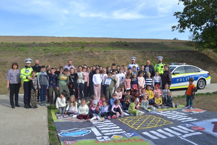 Surpriză pentru școlarii și preșcolarii unei școli din județ, realizată de polițiști - FOTO