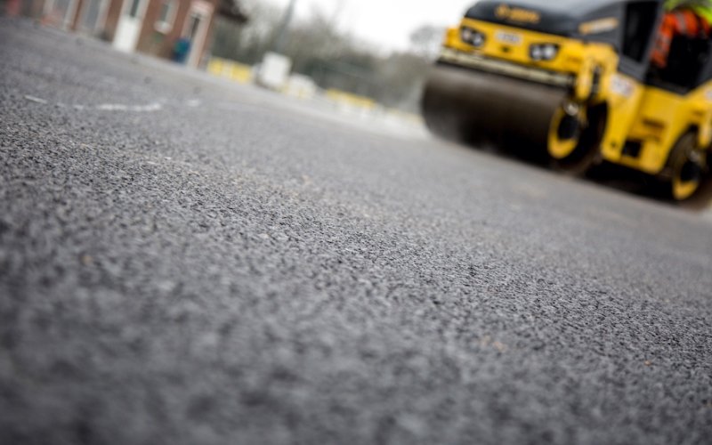 România ar putea produce un nou tip de asfalt revoluționar care va crește rezistența șoselelor