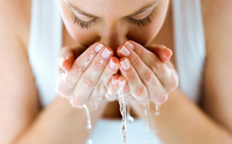 Cât de des ar trebui să ne spălăm pe față? Semnal de alarmă tras de dermatologi