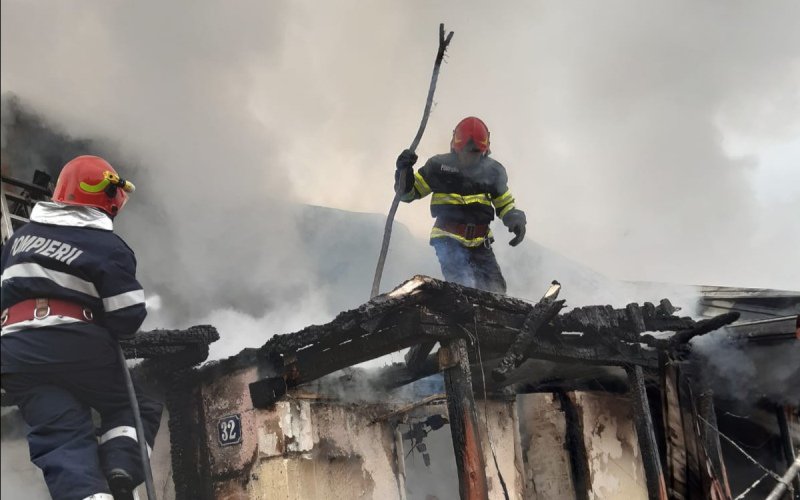 Doi bătrâni din Mileanca au rămas fără acoperiș deasupra capului după ce casa le-a fost cuprinsă de flăcări