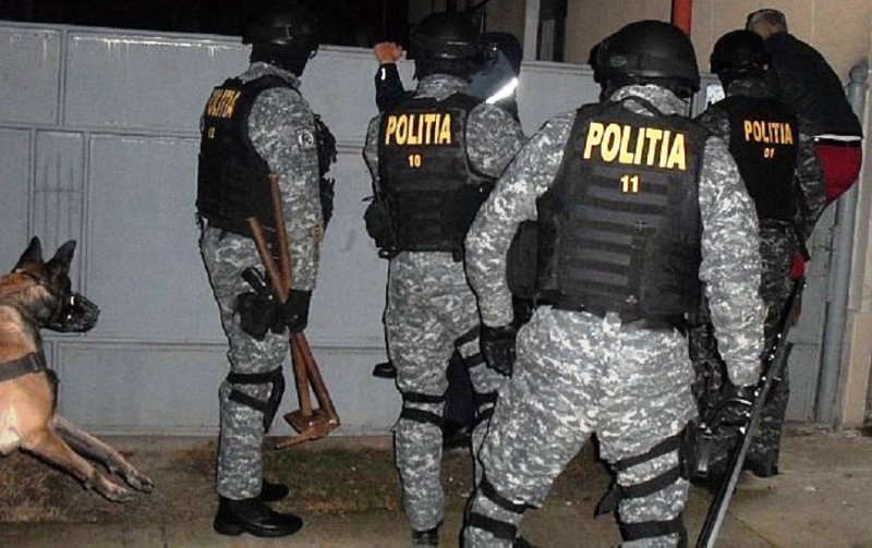 Armă găsită de polițiști, în urma unei percheziții domiciliare