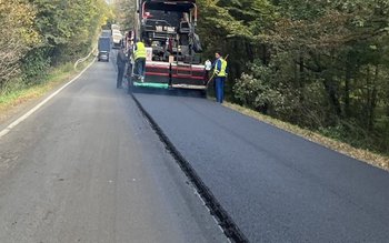 Lucrări de asfaltare a drumului …