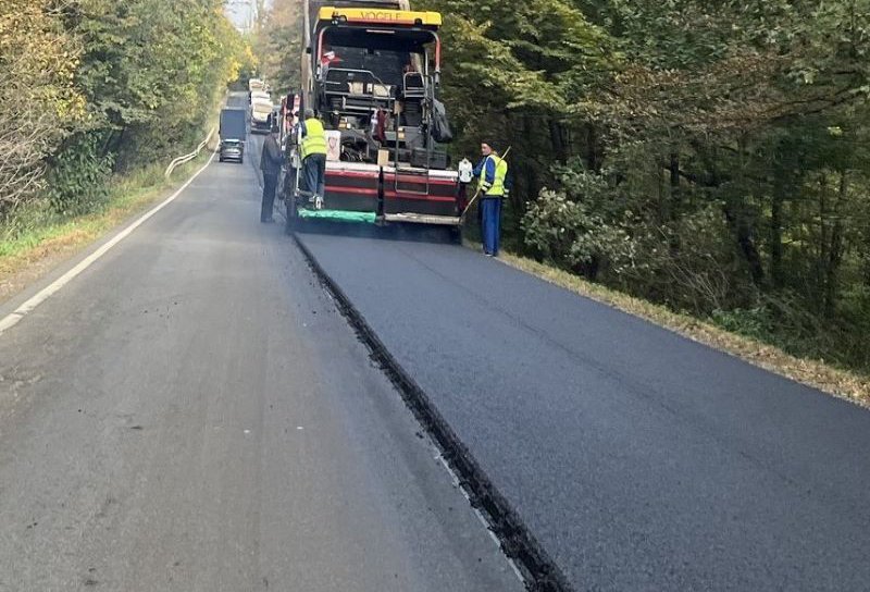 Lucrări de asfaltare a drumului Dorohoi-Botoșani între localitățile Văculești și Leorda