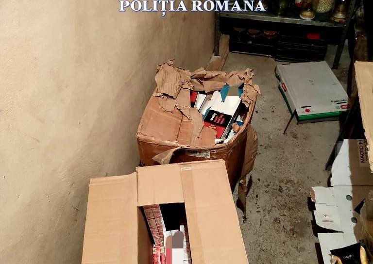 Peste 700 de pachete de țigarete ridicate de polițiști în urma unei percheziții domiciliare