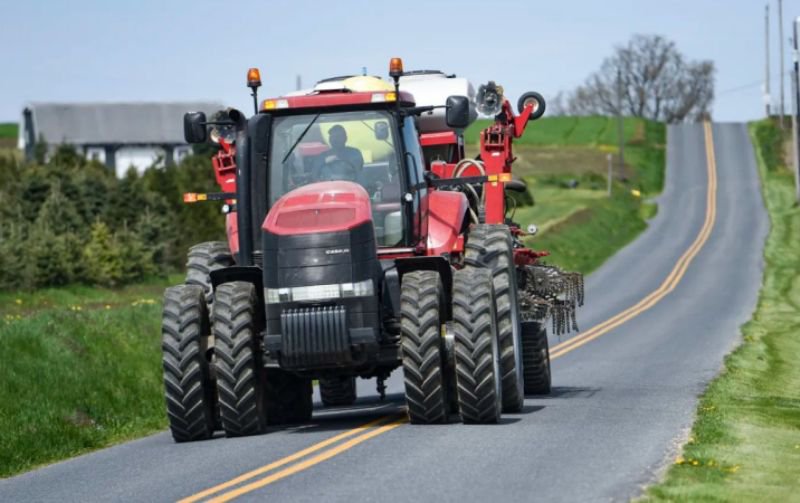 Permis de conducere obligatoriu! Conducerea tractorului, interzisă fără permis