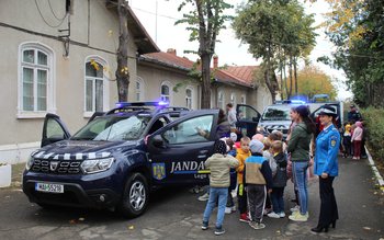 Sute de copii au vizitat …