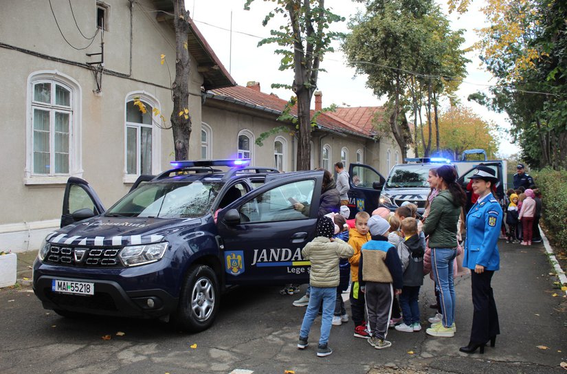 Sute de copii au vizitat sediul Inspectoratului de Jandarmi Județean Botoșani - FOTO