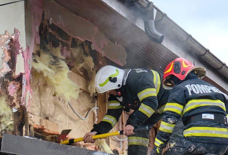 Incendiu violent la o casă din Havârna. Pompierii au intervenit aproape trei ore pentru stingerea acestuia