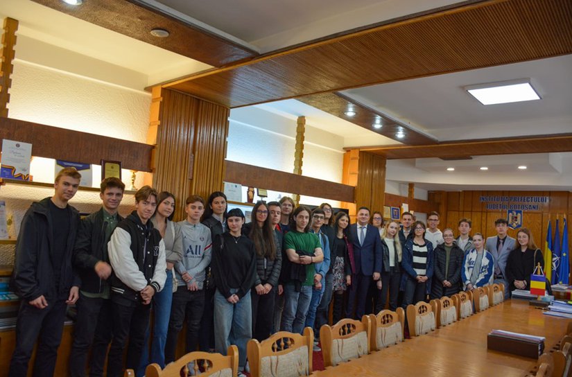 Elevi de la Colegiul Național Mihai Eminescu în vizită la Instituția Prefectului Județul Botoșani - FOTO