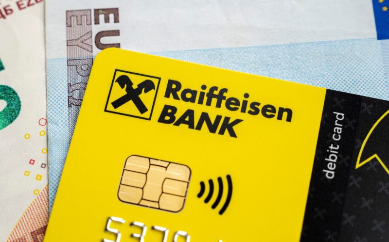 Ai card și cont la Raiffeisen Bank? Schimbare radicală de la 1 ianuarie pentru toți clienții