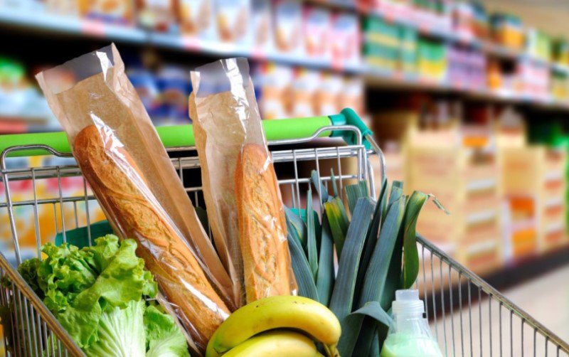 Lista extinsă a alimentelor care vor fi mai ieftine de sărbători. Preţurile la aceste produse rămân plafonate până pe 31 ianuarie 2024