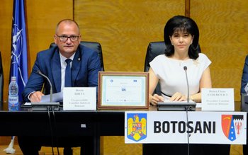 Două asocieri conduse de firme …