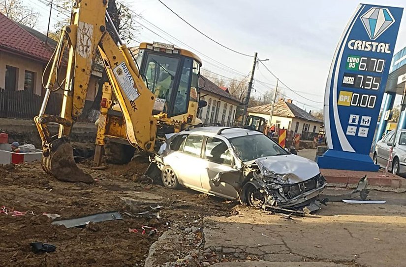Un camion a SPULBERAT două maşini şi a distrus o casă, la Dorohoi! Şoferul n-a putut să evite NENOROCIREA - FOTO