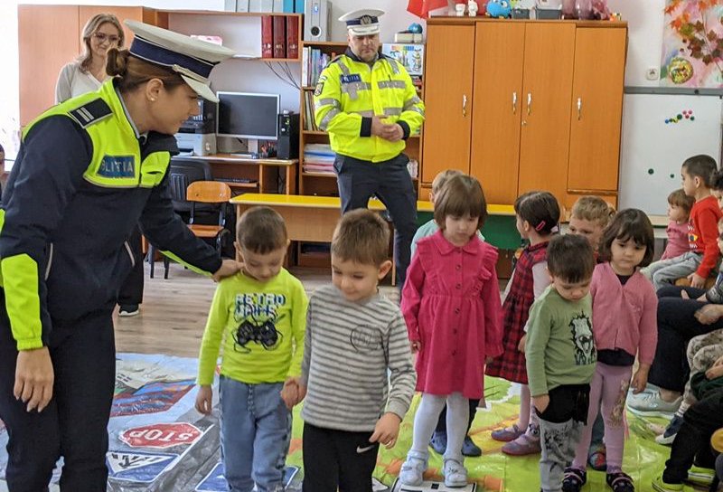 Polițiștii au predat o lecție de Educație rutieră la Grădinița nr. 15 Botoșani– FOTO