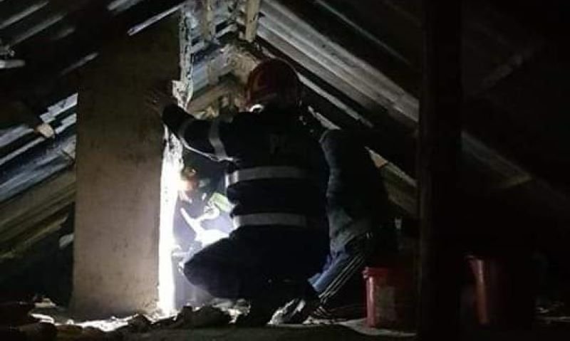 Casă din comuna Bălușeni în pericol din cauza unui incendiu izbucnit în jurul coșului de fum