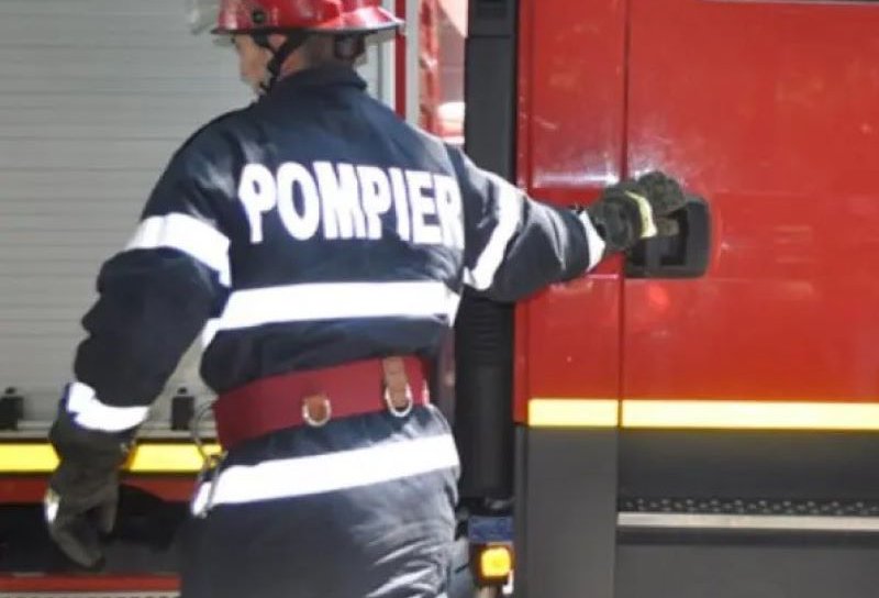 Casă din Crasnaleuca în pericol din cauza unui incendiu izbucnit în jurul coșului de fum