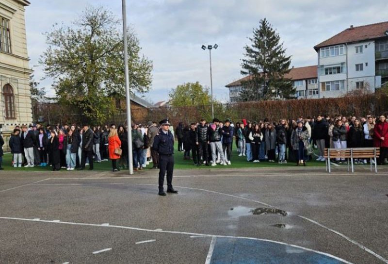 Exercițiu de evacuare la Colegiul Național „A.T. Laurian” Botoșani, în cadrul săptămânii „Școala Altfel” – FOTO