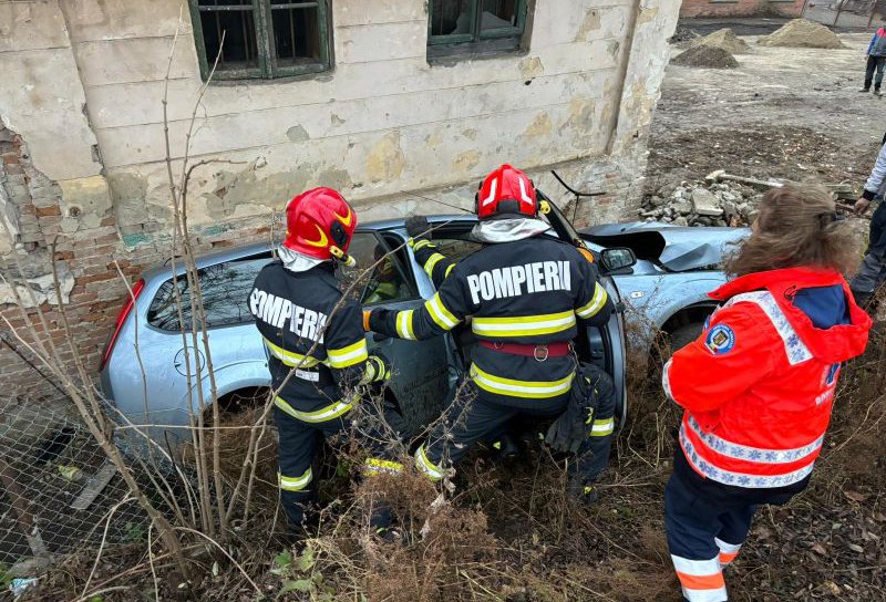 Femeie ajunsă la spital în urma unui accident rutier produs la Dorohoi. S-a izbit cu mașina într-o clădire