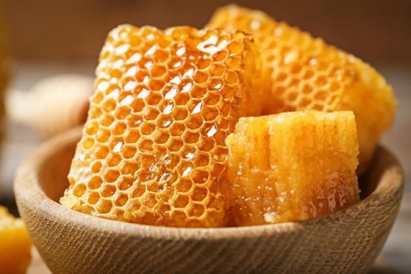 Beneficiile și riscurile consumului de fagure de miere