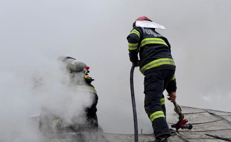 Salvati la timp de pompieri: Casă în pericol de a se face scrum din cauza coșului de fum neprotejat termic