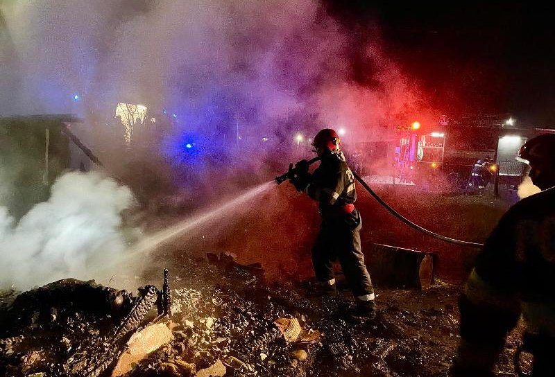 Tragedie înainte de Crăciun: Un bătrân și-a pierdut viața în incendiul care i-a făcut casa scrum - FOTO