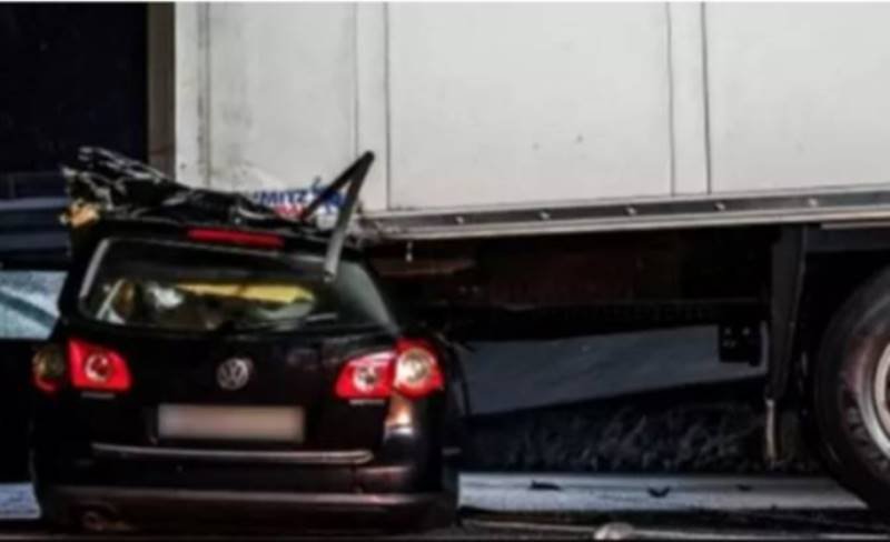 Doi români morți pe loc în Germania, într-un accident groaznic: mașina lor a intrat direct sub un TIR
