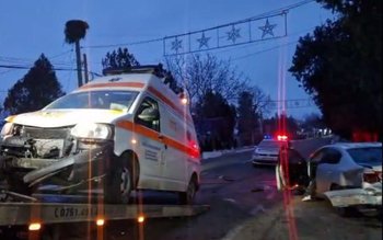 O ambulanță care transporta un …