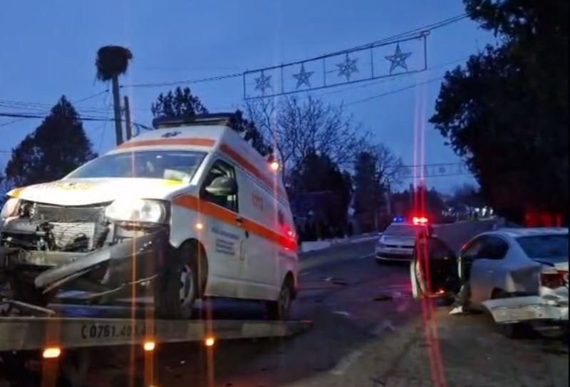 O ambulanță care transporta un pacient la Iași a fost implicată într-un accident rutier