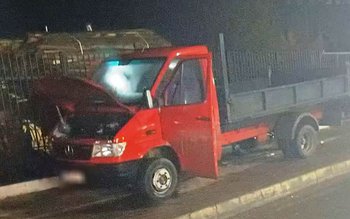 Autoutilitară parcată cuprinsă de flăcări