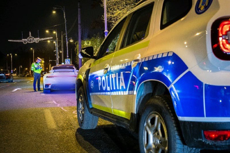 Un șofer din Botoșani a depășit autospeciala de poliție chiar pe trecerea de pietoni. Oamenii legii au avut o surpriză când l-au legitimat