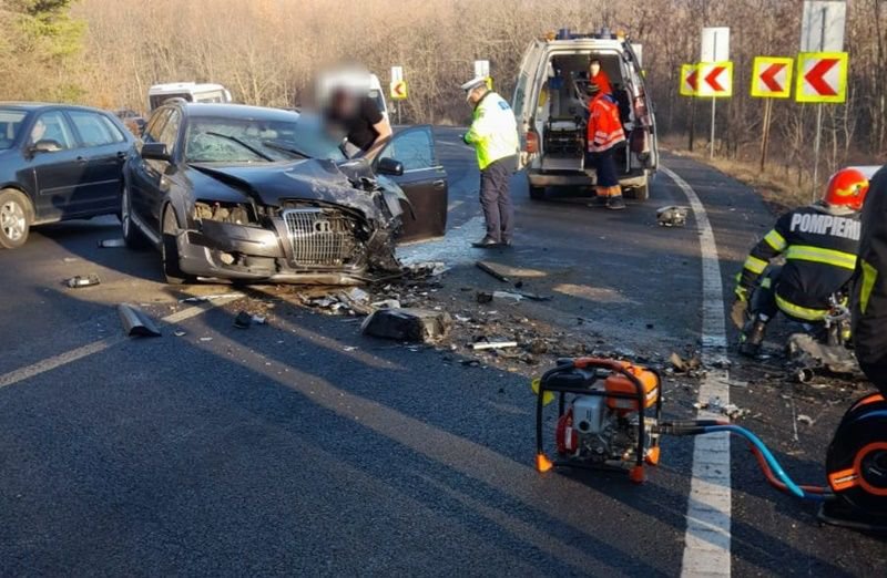 Accident pe drumul Botoșani – Iași. Femeie rămasă încarcerată după impactul frontal dintre două mașini