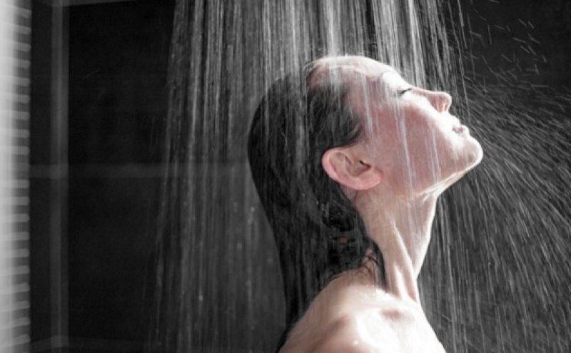 De ce este mai bine să faci duș seara - Beneficii la care nu te-ai fi așteptat