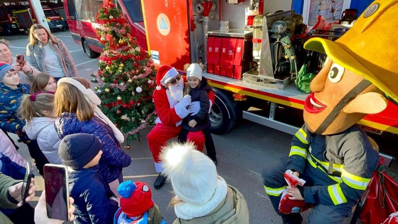 Moș Crăciun a ajuns la copiii pompierilor din Botoșani – FOTO