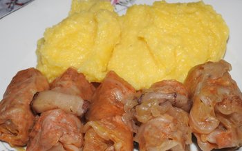 Sarmale cu mămăligă și smântână, …