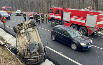 Mașină răsturnată la Zăicești! Două …