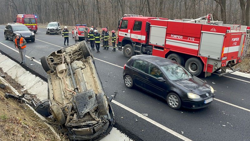 Mașină răsturnată la Zăicești! Două persoane au ajuns la spital după impactul dintre două autoturisme - FOTO