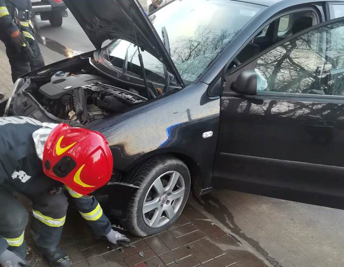 O tânără de 18 ani a avut nevoie de îngrijiri medicale după ce mașina pe care o conducea a fost implicată într-un accident