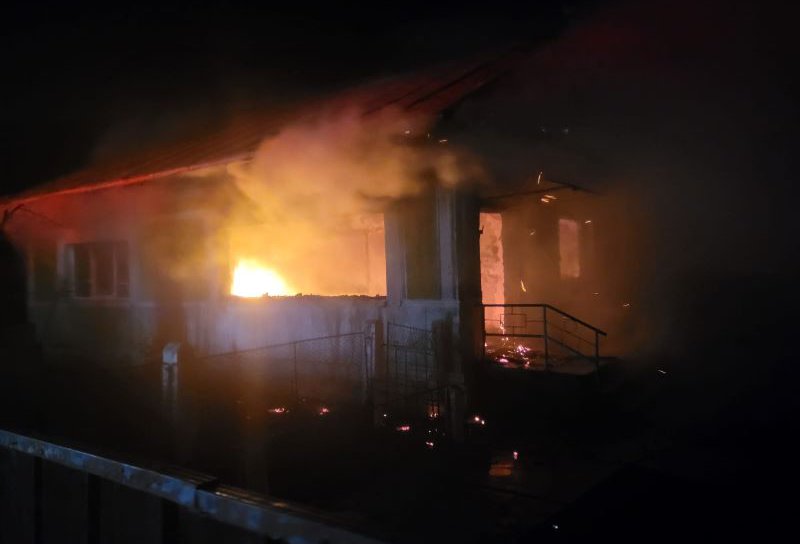 Casă din Cândești cuprinsă de flăcări în prima zi din an - FOTO