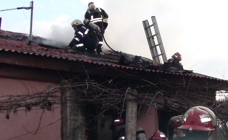 Două incendii izbucnite la case din Brăești și Avrămeni din cauza coșurilor de fum necurățate de funingine