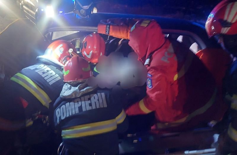 Accident la Ipotești! Un bărbat rămas încarcerat a fost scos din mașină de pompieri - FOTO