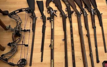 Arsenal de arme găsit de …