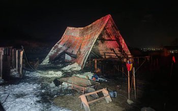 Casă din lemn mistuită de …