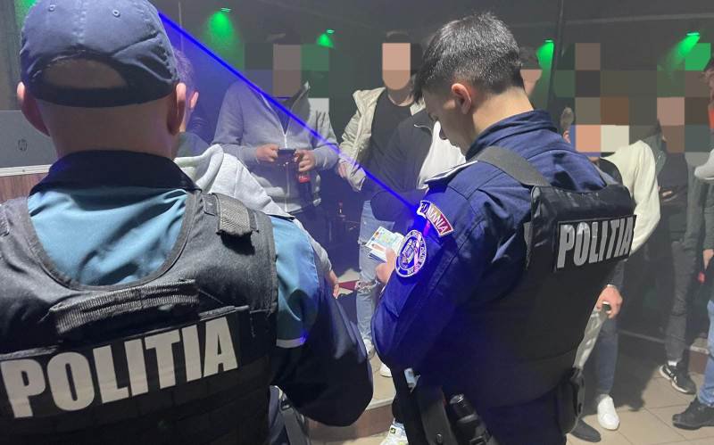 Aproximativ 200 de persoane legitimate în urma unei razii organizate de polițiști în municipiul Botoșani