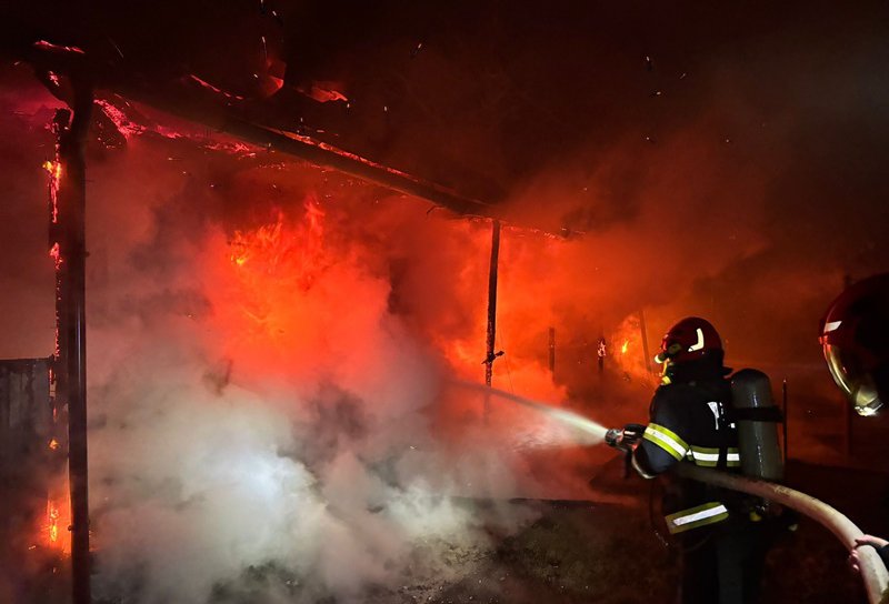 Casă din comuna Cristinești distrusă de flăcări - FOTO